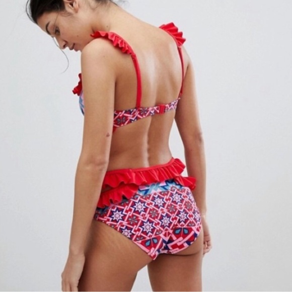 Vero Moda NWT Daisy bikini.  Large Top.  Medium Tanga bottom - Picture 3 of 15